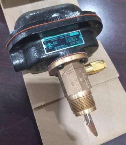 MCDONNELL & MILLER FS7-4W Switch Liquid Flow, 1 1/4 MNPT, 300 PSI, 7.7 GPM, 120/240V, NEMA 4X, Product In Stock, Front View