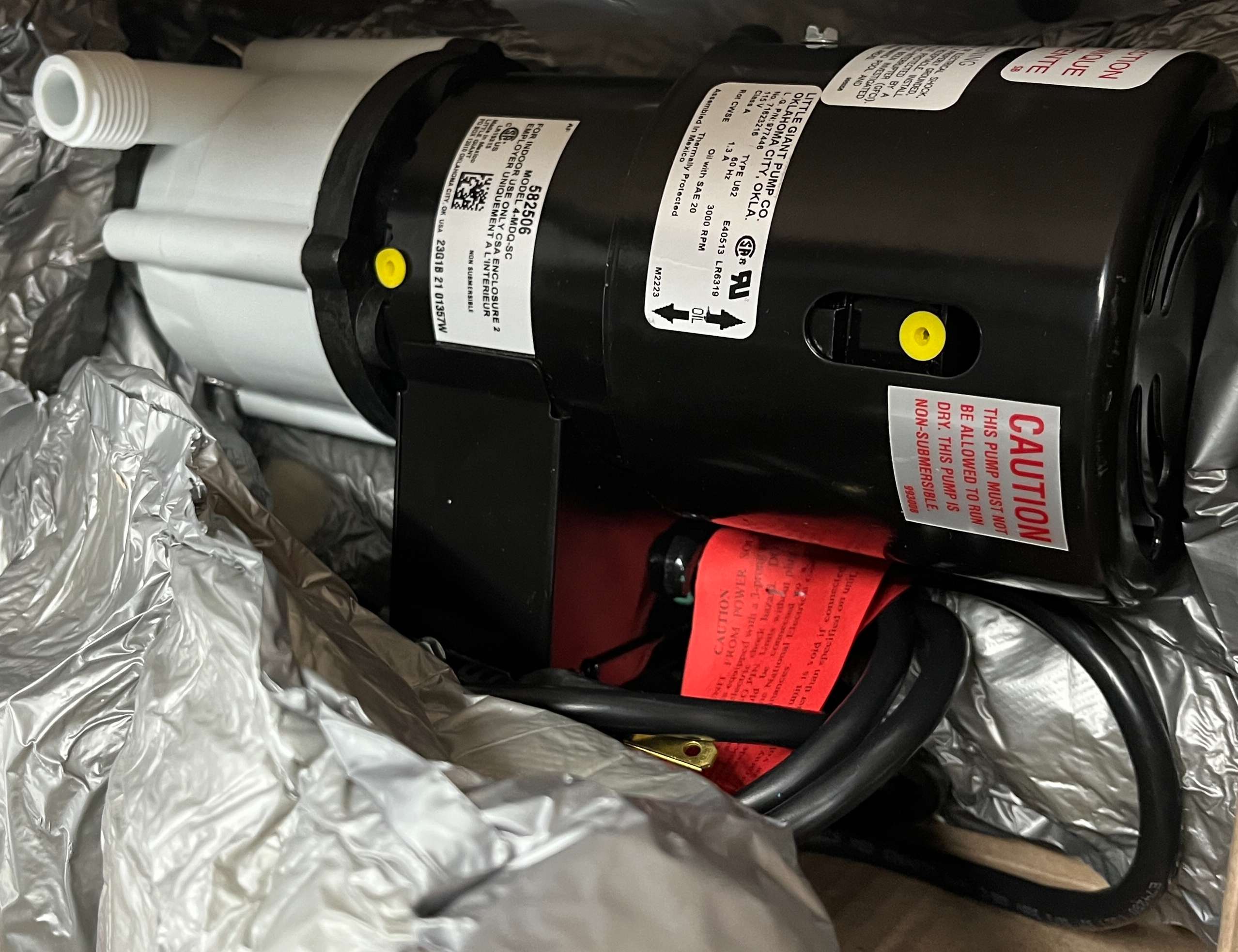 LITTLE GIANT PUMPS 582506 Magnetic Drive Aquarium Pump, 115V, 150W, 1/10 HP, 850 GPH, Black/White, In stock